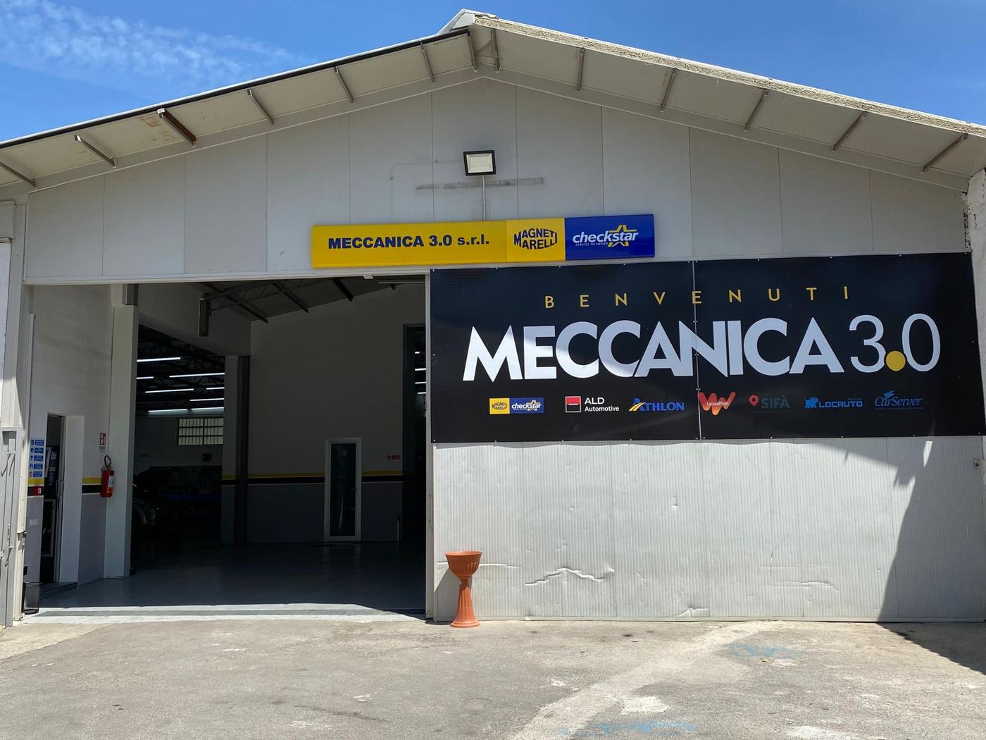 L'ingresso di Meccanica 3.0 a Ottaviano con l'insegna Benvenuti