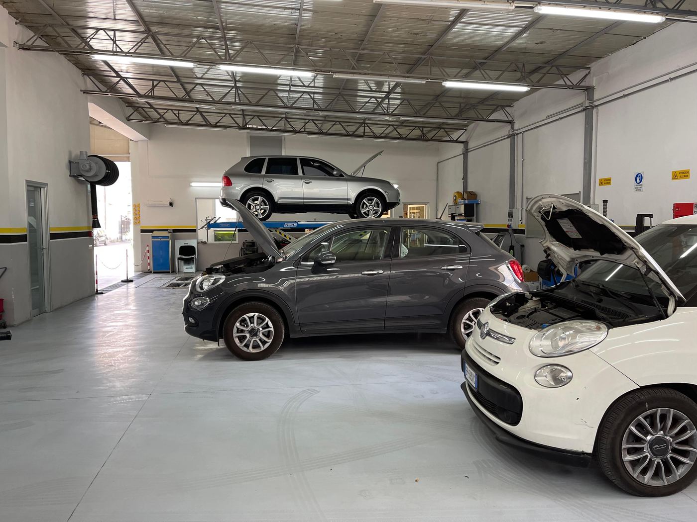 Auto sui ponti sollevatori nel reparto meccanica