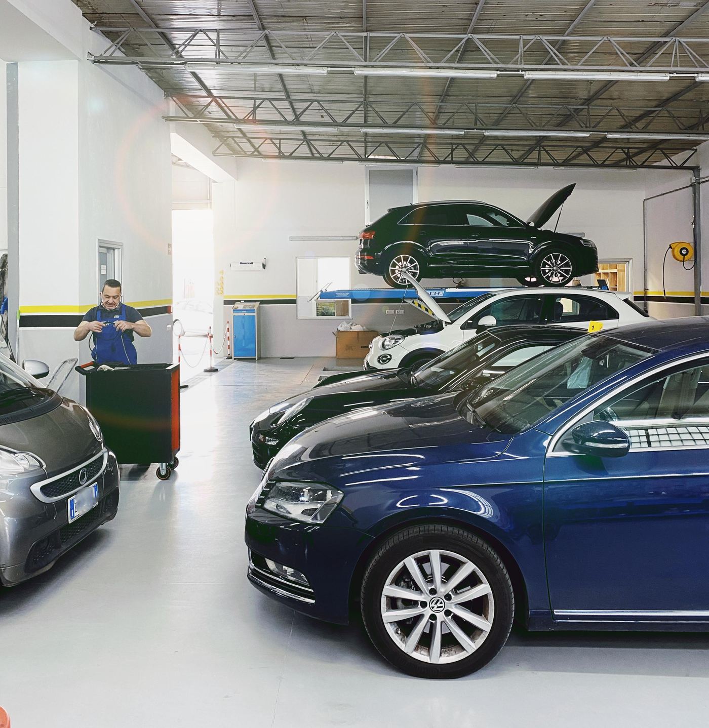 L'interno dell'officina con il team al lavoro tra le vetture